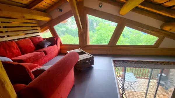 Salon avec canapé et filet