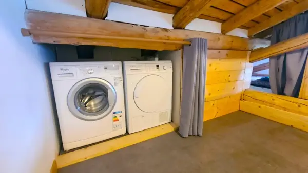 Coin buanderie avec lave-linge et sèche-linge