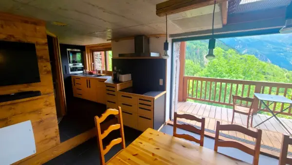 Cuisine vue depuis la salle à manger