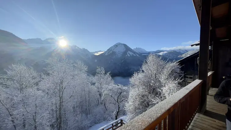 Vue depuis le balcon du chalet sur un paysage enneigé avec le Grand Bec et la Dent du Villard par un matin de février.