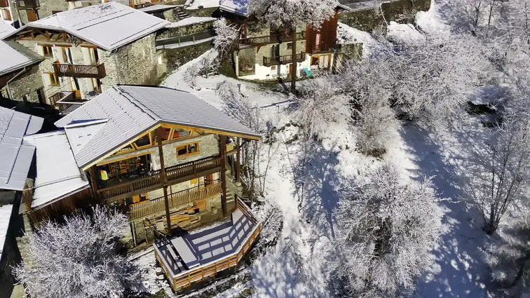 Vue aérienne du chalet recouvert de 5 cm de neige fraîche par un matin de février, après une chute nocturne.