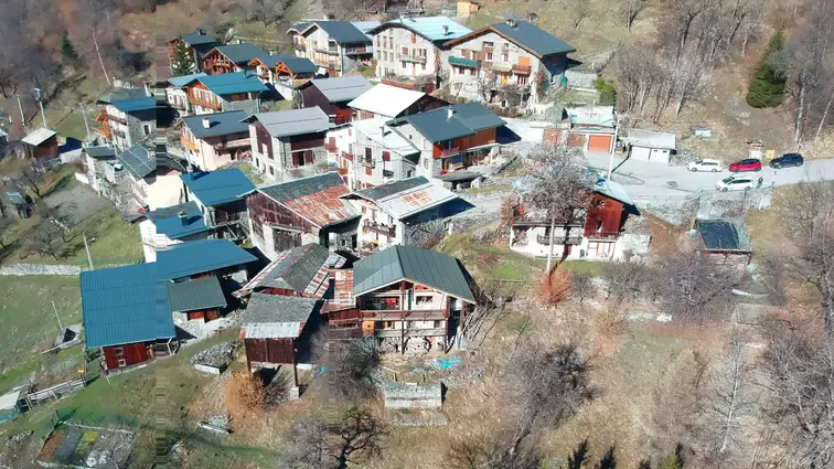 Vue aérienne du hameau de montagne où se trouve le chalet, un petit écrin paisible d’une quinzaine d’habitations.