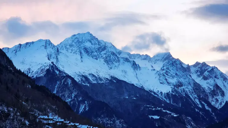 Vue depuis le balcon du chalet sur le Grand Bec, illuminé par la lumière du soir en mars.