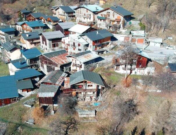 Vue aérienne du hameau de montagne où se trouve le chalet, un petit écrin paisible d’une quinzaine d’habitations.