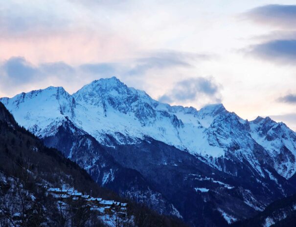 Vue depuis le balcon du chalet sur le Grand Bec, illuminé par la lumière du soir en mars.