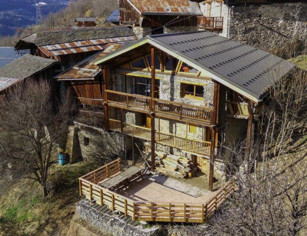 Espace de vie lumineux avec de grandes fenêtres et accès à des balcons et terrasses offrant une vue magnifique.