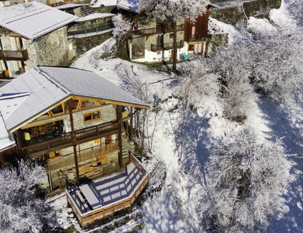 Vue aérienne du chalet recouvert de 5 cm de neige fraîche par un matin de février, après une chute nocturne.