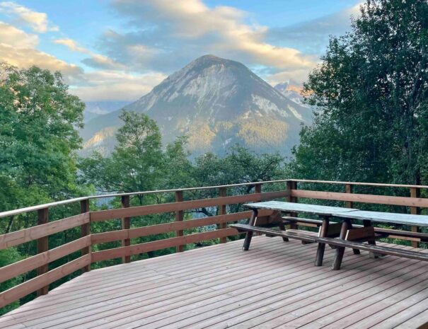 Terrasse du chalet offrant un espace calme pour déguster un goûter tout en admirant les montagnes.