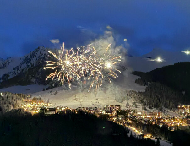 Feu d’artifice de Courchevel illuminant le ciel, visible depuis le balcon du chalet.