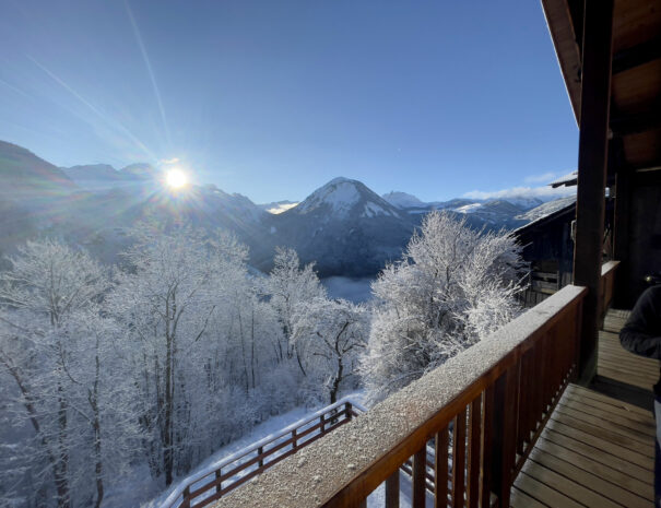Vue depuis le balcon du chalet sur un paysage enneigé avec le Grand Bec et la Dent du Villard par un matin de février.