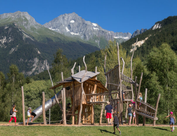 Aire de jeux pour enfants plus âgés à Bozel, avec des structures d’escalade et des jeux.
