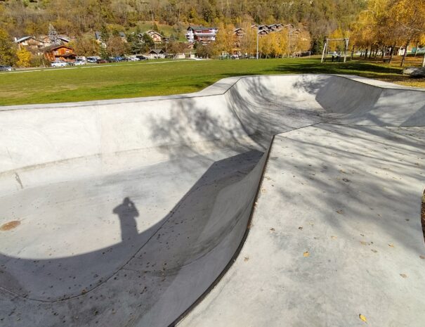 Bowl en béton à Bozel, conçu pour la pratique du skate, du roller et de la trottinette.